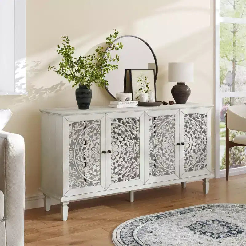 Bahut de 152 cm avec sculptures florales, 4 portes et 2 étagères