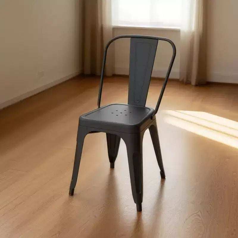 4 chaises en métal noir avec assise perforée et dossiers incurvés