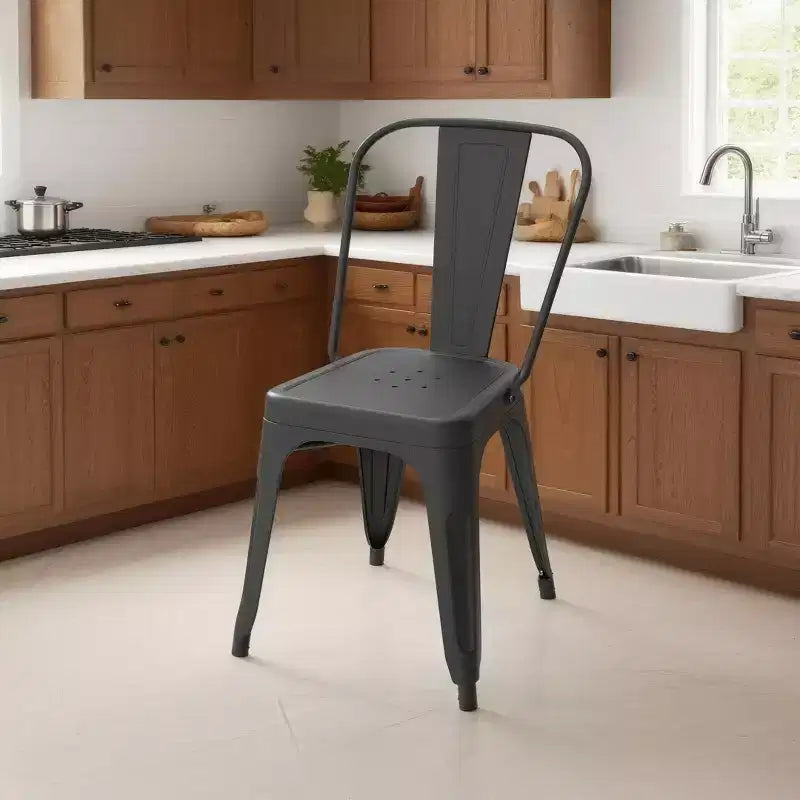 4 chaises en métal noir avec assise perforée et dossiers incurvés
