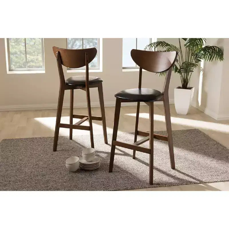 Tabouret de bar Eline en similicuir noir style Mid-Century Modern avec finition noyer