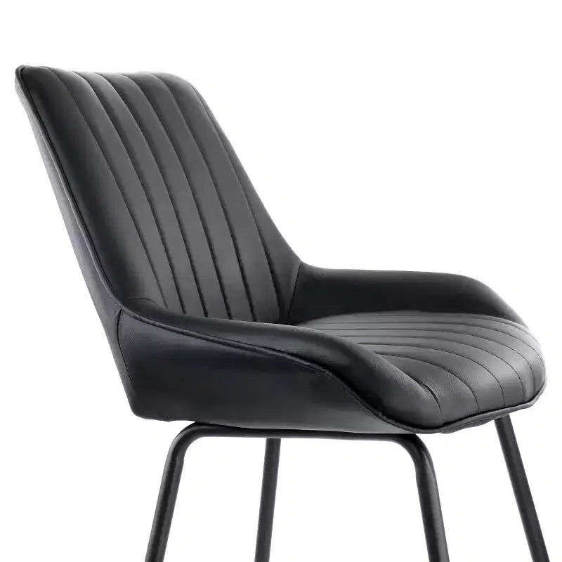 Chaise capitonnée en similicuir noir avec pieds en métal noir