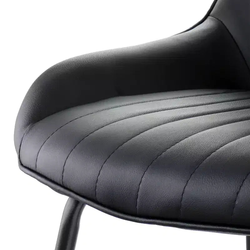Chaise capitonnée en similicuir noir avec pieds en métal noir