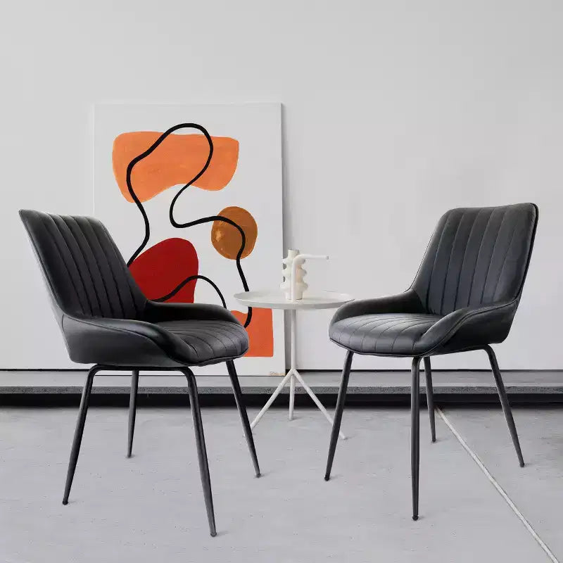 Chaise capitonnée en similicuir noir avec pieds en métal noir